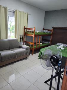 sala de estar con cámara, sofá y literas en Apartameto 2 quartos perto da praia e Beto Carrero, en Penha