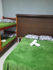 Cama o camas de una habitación en Apartameto 2 quartos perto da praia e Beto Carrero
