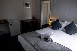 um quarto com uma cama com uma toalha em Tullah Lakeside Lodge em Tullah