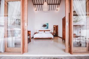 1 dormitorio con 1 cama en una habitación en Kelapa Kecil, en Gili Trawangan