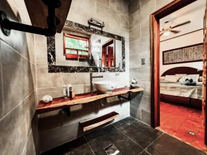 une salle de bain avec un lavabo et un miroir dans l'établissement Canal Grande Lodge, à Piedades 74 autres photos