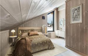 1 dormitorio con 1 cama grande y techo de madera en Cozy Home In B I Telemark With Sauna en Lifjell