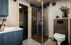 y baño con ducha, aseo y lavamanos. en Cozy Home In B I Telemark With Sauna en Lifjell