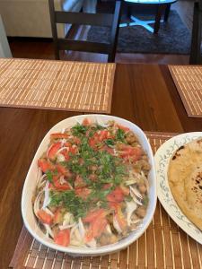 un plato de comida en una mesa junto a un plato de comida en Mulberry court en Windsor