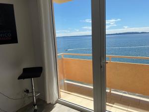 Habitación con balcón con vistas al océano. en Departamento Playa Bellavista, estacionamiento privado, vista al mar, 2 dormitorios 3 camas en Tomé