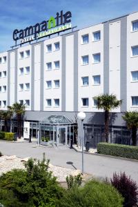 un gran hotel blanco con un cartel encima en Campanile Lyon Ouest Tassin, en Tassin-la-Demi-Lune