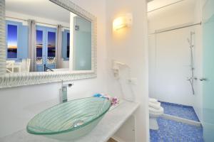 Kamar mandi di Absolute Bliss