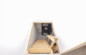uma pequena escadaria num loft com uma cadeira em Stunning Home In Lorgues With Wifi, 2 Bedrooms And Jacuzzi em Lorgues