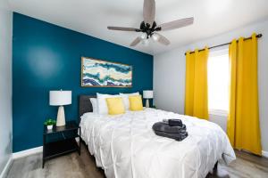 1 dormitorio con 1 cama grande y pared azul en Carolina Blue-Roomy 3BR One and One Half Bath Great Space For Smaller Families en Charlotte