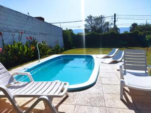 - une piscine avec 2 chaises et un sauna dans l'établissement El Escaparate, à La Chacarita