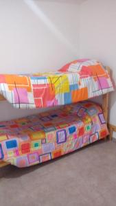 2 camas en una habitación con una sábana y una cama en Alojamientos Malargüe en Malargüe