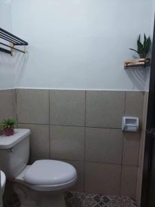 Salle de bains dans l'établissement Deja Homestay Siargao