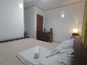 - une chambre avec un lit, une chaise et une table dans l'établissement Deja Homestay Siargao, à Del Carmen
