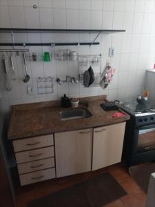 uma cozinha com um lavatório e um fogão em Catete 247 no Rio de Janeiro
