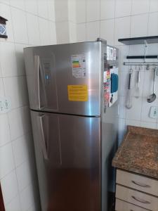 um frigorífico de aço inoxidável numa cozinha em Catete 247 no Rio de Janeiro