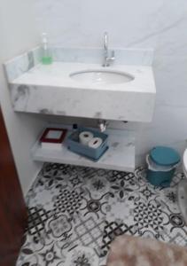 a bathroom with a sink and a tile floor at Recanto Vovô João in Cunha