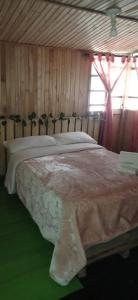 מיטה או מיטות בחדר ב-CABAÑA ENCANTO