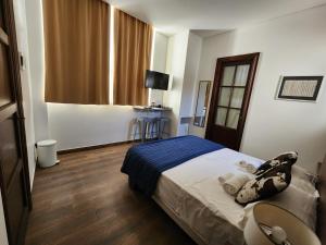 布宜諾斯艾利斯的住宿－Habitaciones en Suite Balcarce，卧室配有1张床、1张桌子和1把椅子