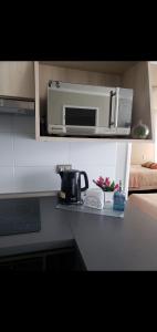 a kitchen with a counter top with a microwave at II Cerca de la playa y del centro in La Serena