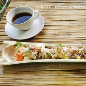 een bord eten naast een kopje koffie bij Harvest Moon Valley in Ban Pang Luang