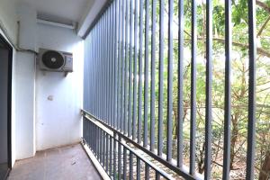 einem Metallzaun vor einem Fenster in der Unterkunft Theary apartment in Phumĭ Ta Phŭl