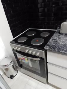 um forno com placa de fogão sentado numa cozinha em Magnolias em Ranelagh