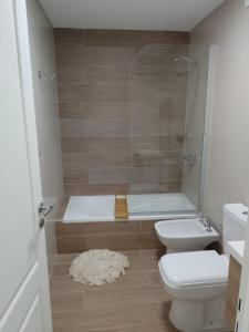 uma casa de banho com uma banheira, um WC e um lavatório. em Magnolias em Ranelagh