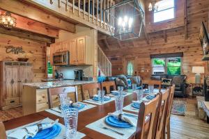 - une salle à manger et une cuisine avec une table dans une cabine dans l'établissement Mountain Valley Lodge Gatlinburg Wears Valley P Forge, à Sevierville