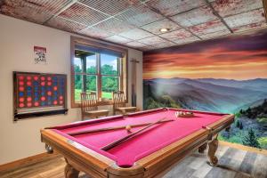 - un billard dans une pièce ornée d'un tableau dans l'établissement Mountain Valley Lodge Gatlinburg Wears Valley P Forge, à Sevierville