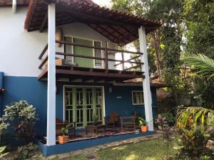 Casa con balcón en un jardín en Residencial Alto do Arraial, en Arraial d'Ajuda