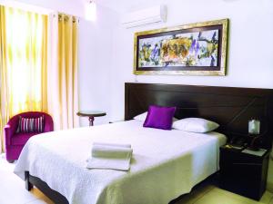 Ένα ή περισσότερα κρεβάτια σε δωμάτιο στο Cacique Hotel