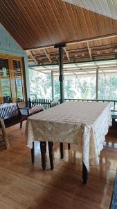 uma sala de jantar com uma mesa branca e cadeiras em The Four Seasons em Kalpetta