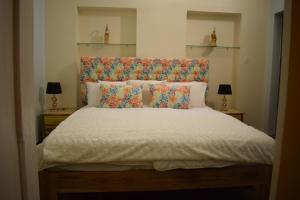 1 dormitorio con 1 cama grande con almohadas en Casa Cumandá, en Quito