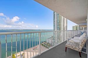 Un balcón con una silla y vistas al océano. en Spacious Ocean view unit in the heart of Brickell, en Miami