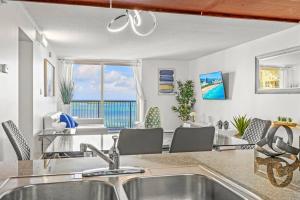 cocina con fregadero y vistas al océano en Spacious Ocean view unit in the heart of Brickell, en Miami