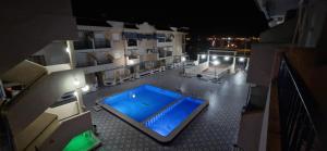 Bazén v ubytovaní Apartamenty Deluxe - Los Naufragos -Torrevieja Costa Blanca alebo v jeho blízkosti