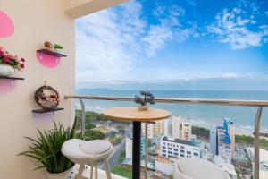 balcone con tavolo, sedie e vista sull'oceano di John Wick 2 Apartment in Vung Tau a Vung Tau