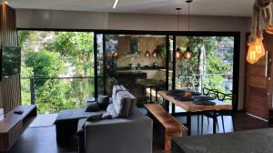 a living room with a couch and a table at Casa Recanto da Neblina in Petrópolis