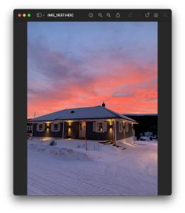 サレンにあるUtsikten i Sälens byの雪中の家の夕日写真