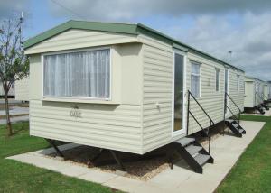 a row of mobile homes parked in a row at Towervans Caravan Park in Mablethorpe