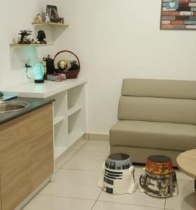 cocina con fregadero y silla en una habitación en Star Wars Evo Bangi, en Bandar Baru Bangi