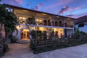 ein großes weißes Haus mit Balkon in der Unterkunft BABA Guesthouse in Don Det + 37 Fotos