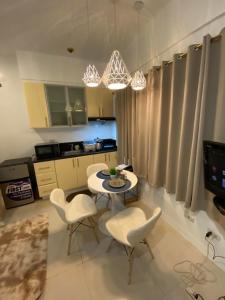 Кухня или мини-кухня в Comfy Artsy Studio in BGC
