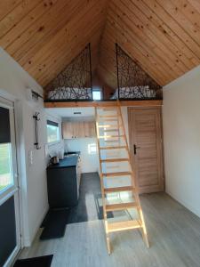 une échelle au milieu d'une petite maison dans l'établissement ZAGAJNIK Country Camp obok Suntago, à Grabce 15 autres photos