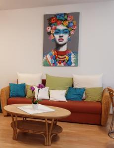 ein Wohnzimmer mit einer Couch mit einem Bild einer Frau in der Unterkunft Ruhige Ferienwohnung im Zentrum von Kempten in Kempten
