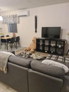sala de estar con sofá y osito de peluche en Home nest, en Seinäjoki