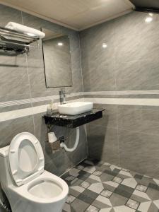 a bathroom with a toilet and a sink at Carambola Bungalow in Phong Nha