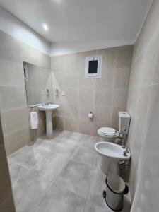 a bathroom with two toilets and a sink at Luz de Luna in Plottier