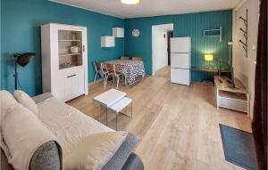 ein Wohnzimmer mit einem Sofa und einem Tisch in der Unterkunft Awesome Home In Les Sables Dolonne With Kitchen in Les Sables-dʼOlonne