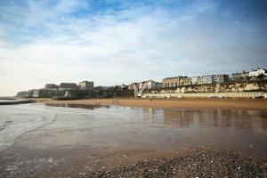 a view of a beach with buildings in the background at Atlas Place Broadstairs 4 bed family accommodation in Kent